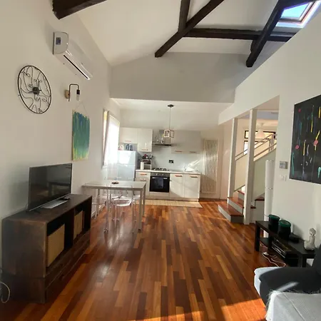 Apartament La Casa Di Giulia, Spazioso Loft Su Due Livelli A 10 Minuti Di Macchina Dal Centro *